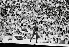 Τζορτζ Μάικλ: Η ζωή και τα σκοτάδια του σε μια βιογραφία