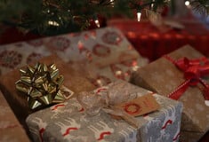 Χριστούγεννα χωρίς δώρα: Η μαγεία της ουσίας πάνω από τα υλικά αγαθά