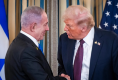 Ο Τραμπ υποδέχτηκε τον Νετανιάχου με επαίνους και εξαπέλυσε απειλές προς τη Χαμάς 