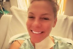 PINK ΤΡΑΓΟΥΔΙΣΤΡΙΑ ΠΡΩΤΟΧΡΟΝΙΑ ΝΟΣΟΚΟΜΕΙΟ