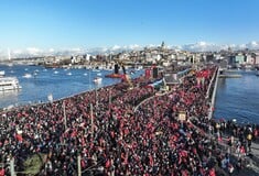 Τουρκία: Εκατοντάδες χιλιάδες κόσμου διαδήλωσαν ανήμερα Πρωτοχρονιάς για τη Γάζα 