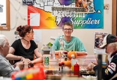 Ιδιοκτήτης, σερβιτόρος, μάγειρας 