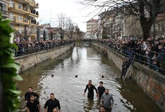 Θεοφάνεια στη Φλώρινα: Πιάστηκαν στα χέρια για τον Τίμιο Σταυρό 