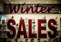 Χειμερινές εκπτώσεις 2026: Πότε ξεκινούν και οι δύο Κυριακές που θα είναι ανοιχτά τα καταστήματα