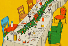 Οι άδειες καρέκλες στο γιορτινό τραπέζι