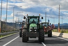 Η χώρα «παγώνει» για 48 ώρες - Αγρότες κλείνουν εθνικές οδούς, διόδια και σήραγγες