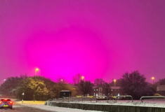 Ηνωμένο Βασίλειο: Εντυπωσιακός ροζ ουρανός κάλυψε το Μπέρμιγχαμ κατά τη διάρκεια καταιγίδας