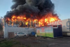 Κορωπί: Τέθηκε υπό έλεγχο η μεγάλη φωτιά - Καταστράφηκαν δύο αποθήκες του εργοστασίου