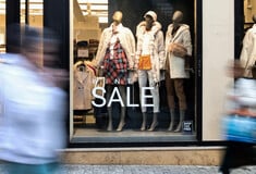 Χειμερινές εκπτώσεις 2026: «Πρεμιέρα» αύριο - Ποιες Κυριακές λειτουργούν τα καταστήματα