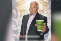 Αντιδράσεις με AI εικόνα του Γ. Παπαδάκη να «κερνάει καφέ από τον παράδεισο» σε μία ασύλληπτη διαφημιστική κίνηση