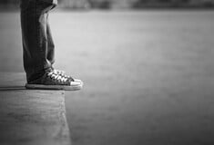 Τρεις αυτοκτονίες και μια κοινωνία που τις προσπερνά τόσο εύκολα