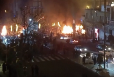 «Πυροβολούν κατευθείαν εναντίον των διαδηλωτών»: Αυτόπτες μάρτυρες περιγράφουν την αιματηρή καταστολή στο Ιράν