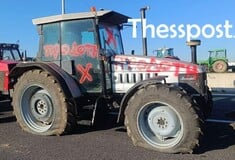 Μπλόκο Νίκαιας: «ΠΡΟΔΟΤΕΣ» - Βανδάλισαν τρακτέρ αγροτών που πήγαν στη συνάντηση με τον Μητσοτάκη