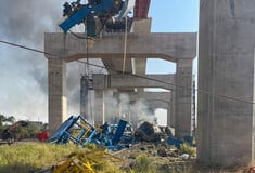 Τουλάχιστον 28 νεκροί μετά την κατάρρευση γερανού πάνω σε τρένο στην Ταϊλάνδη