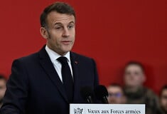 Ο Εμανουέλ Μακρόν έδωσε ομιλία με κατακόκκινο μάτι 