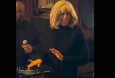 Η Μπριζίτ Μακρόν ανέλαβε τον ρόλο του DJ σε φιλανθρωπική εκδήλωση