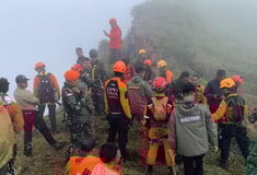 Συντριβή αεροσκάφους στην Ινδονησία: Εντοπίστηκε σορός επιβάτη