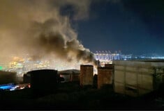 Φωτιά στο Πέραμα: «400 στρέμματα εύφλεκτων εγκαταστάσεων απείλησαν να τινάξουν στον αέρα όλη την Αττική», ξεσπά ο δήμαρχος