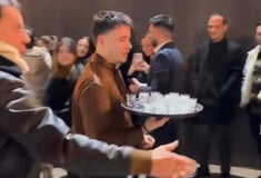 Γιώργος Μαζωνάκης: «Για να ζεσταθείτε» - Κέρασε σφηνάκια τον κόσμο έξω από το κέντρο που εμφανίζεται