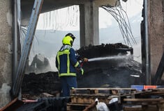 Φωτιά στο Μενίδι: Καταστράφηκε ολοσχερώς το εργοστάσιο - Ζημιές και σε διπλανά κτίρια