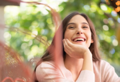 Φωτεινή Αθερίδου: Η αντίδρασή της σε ερώτηση για τον χωρισμό του πατέρα της με τη Σμαράγδα Καρύδη 