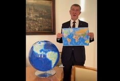 Αντικείμενο χλεύης ο πρωθυπουργός της Τσεχίας: Αγόρασε υδρόγειο σφαίρα για να «βρει τη Γροιλανδία»