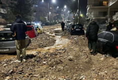 Κακοκαιρία στην Αττική: Άνδρες διασώζουν γυναίκα από ορμητικό χείμαρρο στην Άνω Γλυφάδα 