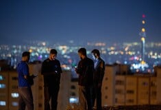 Το ισλαμικό καθεστώς του Ιράν «σβήνει» το ίντερνετ για να κρύψει το αίμα