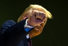 Ο Τραμπ στέλνει «αρμάδα» στο Ιράν