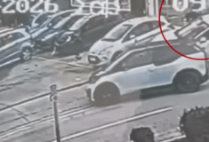 Βριλήσσια: Η στιγμή της παράσυρσης υπαλλήλου των ΕΛΤΑ 