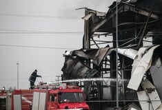 Φωτιά σε εργοστάσιο στα Τρίκαλα: Συνεχίζονται οι έρευνες για την αγνοούμενη - Οι συγγενείς των νεκρών καλούνται για ταυτοποίηση