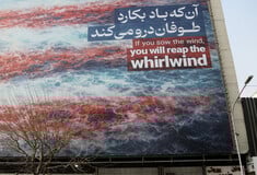 «Θα θερίσετε θύελλα»: Γιγάντια τοιχογραφία στην Τεχεράνη προειδοποιεί για αντίποινα αν οι ΗΠΑ πλήξουν το Ιράν