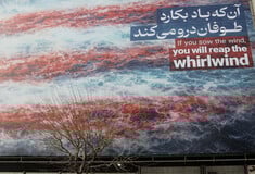 «Θα θερίσετε θύελλα»: Γιγάντια τοιχογραφία στην Τεχεράνη προειδοποιεί για αντίποινα αν οι ΗΠΑ πλήξουν το Ιράν