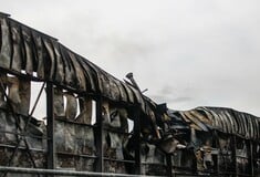 Έκρηξη στη Βιολάντα: Νέο βίντεο από τη φονική έκρηξη - Ακόμα «καπνίζει» το εργοστάσιο 30 ώρες μετά