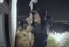 Σίντνεϊ Σουίνι: Κρέμασε σουτιέν της στην πινακίδα του Χόλιγουντ και κινδυνεύει να συλληφθεί