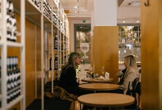 «Philip Glass»: Ένα wine bar χωμένο στην Πανόρμου