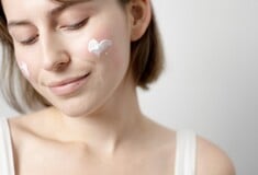 Κρύο έξω, ζέστη μέσα: 2 απαραίτητα προϊόντα για το ευαίσθητο, με τάση ερυθρότητας δέρμα