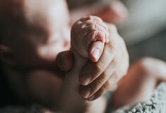 Καλλιθέα: Τάισαν το βρέφος στις 3 το βράδυ και στις 6 το πρωί το βρήκαν νεκρό, υποστηρίζουν οι γονείς