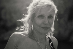 «Αν θέλεις να ρίξεις πυρηνική βόμβα στη ζωή σου, δοκίμασε κρακ»: Η επιστροφή της Κόρτνεϊ Λαβ 