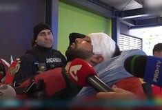 Τροχαίο στη Ρουμανία: Η στιγμή που οι δύο τραυματίες βγαίνουν από το νοσοκομείο για να επιστρέψουν στην Ελλάδα