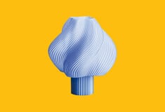 Ρούχα, αξεσουάρ και ένα ανάγλυφο φωτιστικό για το σαλόνι σας