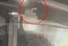 Γκάζι: Βίντεο από τη στιγμή που το ΙΧ του μπασκετμπολίστα είναι πάνω στις γραμμές του τρένου