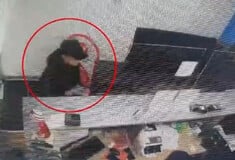 Εξαφάνιση Λόρα: H στιγμή που η 16χρονη αγοράζει αεροπορικό εισιτήριο στην Ομόνοια για Γερμανία