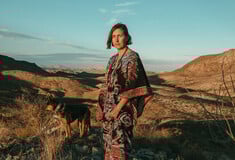 Μια καλλιτέχνης επανεφευρίσκει τον εαυτό της ζώντας στην άκρη του κόσμου