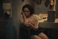 Ο Ήχος της Πτώσης»: H Λευκή Κορδέλα αυτής της δεκαετίας