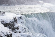 Οι καταρράκτες του Νιαγάρα πάγωσαν δημιουργώντας μαγευτικές εικόνες