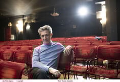 Αιμίλιος Χειλάκης: Αστυνομικοί διέκοψαν τη θεατρική παράσταση στην οποία πρωταγωνιστεί - Τι συνέβη 