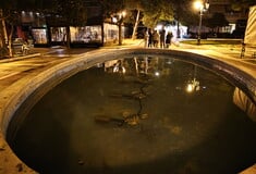 Καλλιθέα: «Ήταν τουλάχιστον 10 λεπτά μέσα στο νερό» - Μαρτυρίες για τη 2χρονη που έπεσε σε συντριβάνι