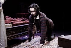 «Το ξενοδοχείο “Η νύχτα που πέφτει”»: Ένα άγνωστο έργο του Νάνου Βαλαωρίτη ανεβαίνει στον Πειραιά