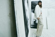 Η DKNY παρουσιάζει την καμπάνια Άνοιξη 2026 με πρωταγωνίστρια τη Hailey Bieber